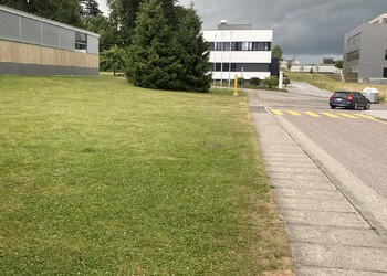 Etat initial (juin 2022) – Certains espaces verts entretenus intensivement présentent un fort potentiel d'amélioration du point de vue de l'entretien et par conséquent de la biodiversité.