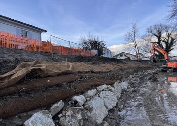 Travaux (novembre 2025) – Aménagement en technique mixte (enrochement et lits de plants et plançons) et berges en pente douce ; le talus sera ensuite ensemencé et plantés afin d’obtenir un cordon boisé multistratifié