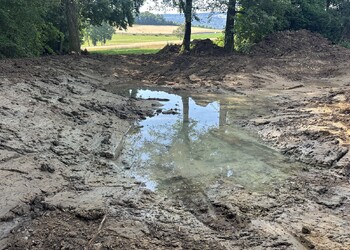 Travaux (juillet 2025) - Terrassement des mares dans la marne en place au bord du ruisseau de la Betteratte à Develier