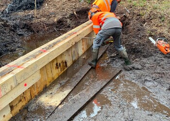 Travaux (septembre 2025) – Les madriers composant la palissade sont solidarisés par la fixation de madriers transversaux.