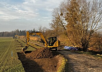 Travaux (février 2026) – Début des décapages de la terre végétale en vue du déplacement du chemin (secteur amont).
