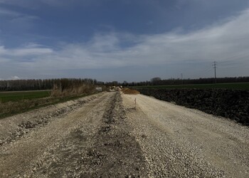Travaux (mars 2026) – Terrassement, déplacement de réseaux et du chemin hors de l’espace réservé aux eaux (secteur amont).