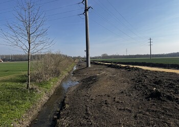 Travaux (mars 2026) – Terrassement de la berge droite en pente douce et création de replats inondables en pied de berge (secteur amont).