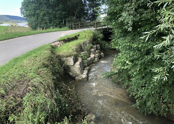 Etat initial (juillet 2021) – La Pran : affaissement des blocs de soutènement de la route dans le secteur du Pont Scheurer