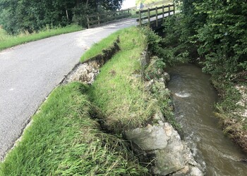 Etat initial (juillet 2021) – La Pran : affaissement des blocs de soutènement de la route dans le secteur du Pont Scheurer