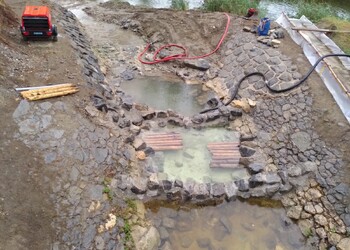 Travaux (août 2025) – Réalisation des seuils successifs avec des caches piscicoles en rondin de bois
